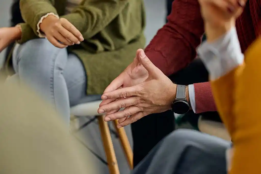 Ambiente acolhedor de casa de reabilitação para dependentes químicos