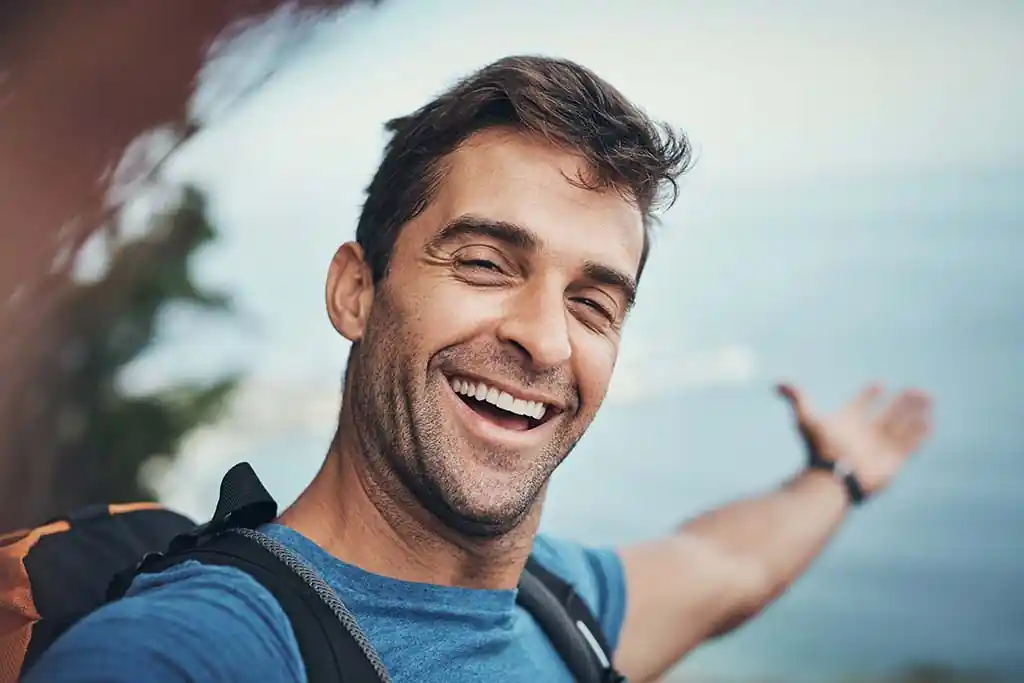 Homem em recuperação após os primeiros dias em clínica de recuperação no Brasil