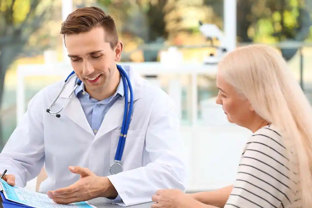 Médico explica a uma familiar como funciona uma clínica de recuperação no Brasil