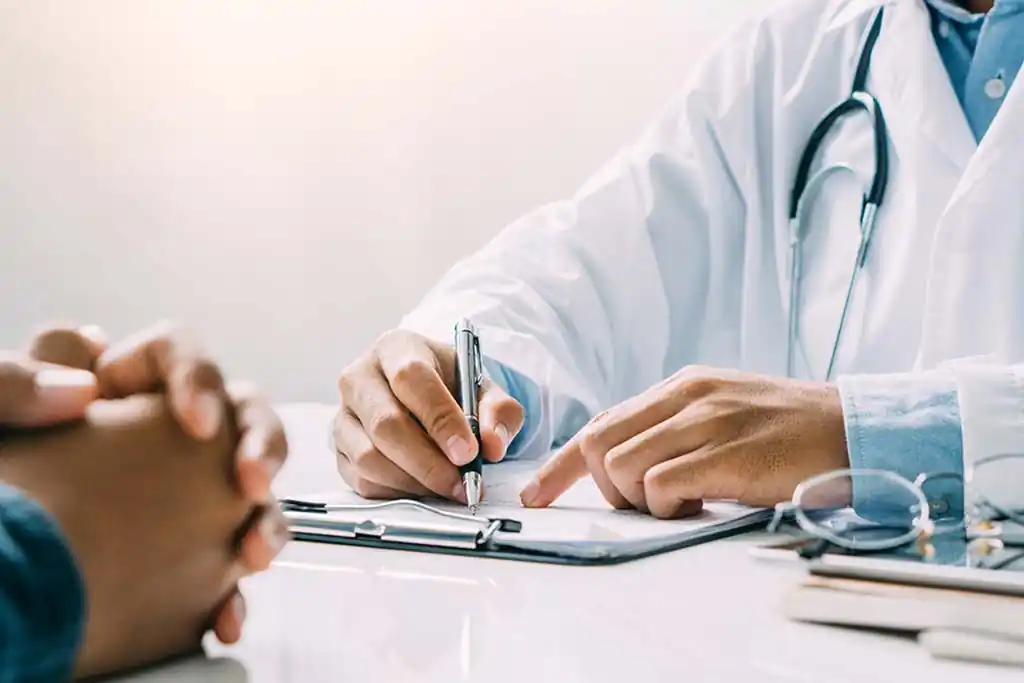 Médico registra o laudo que define a modalidade de internação indicada ao caso