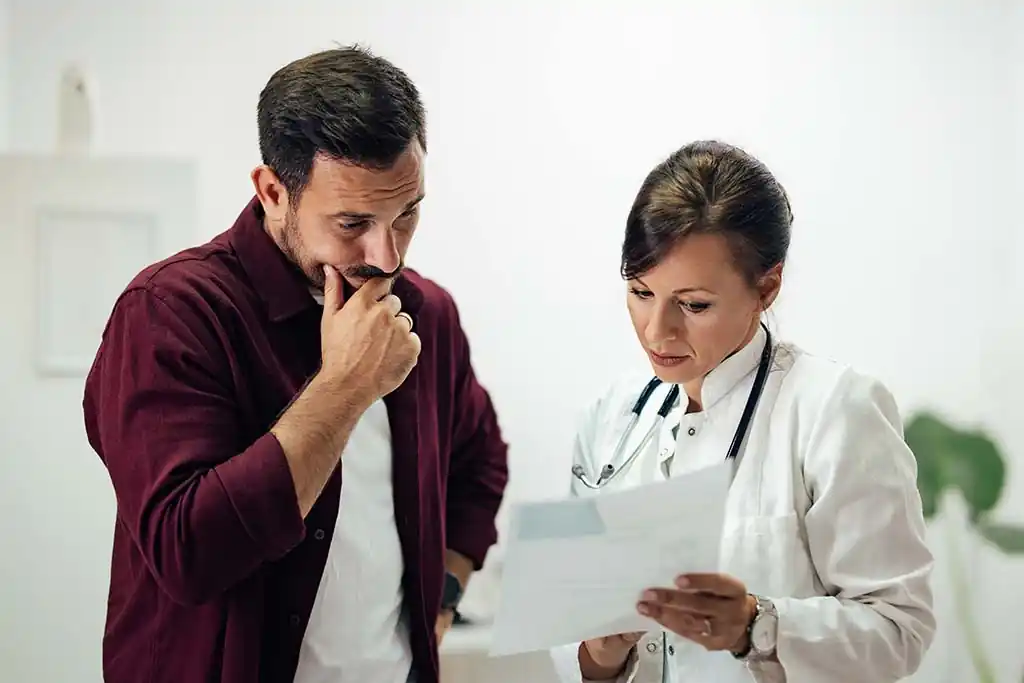 Familiar analisa com médica o laudo para internação involuntária