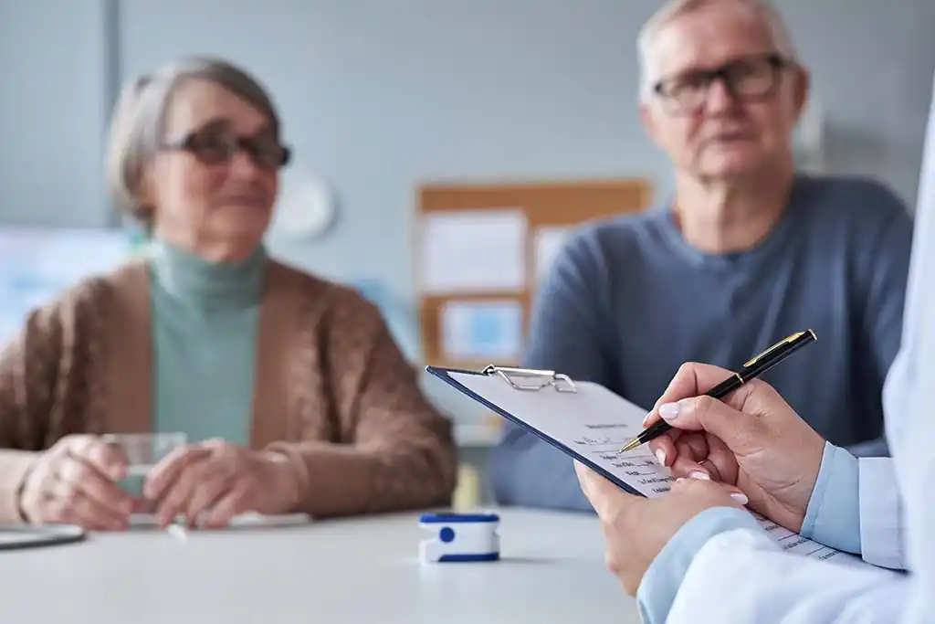 Família conversa com profissional de saúde sobre o que é internação involuntária